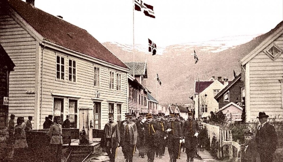 Historisk: Sagaløypa, som også går gjennom Eidsgata, er ei kulturhistorisk løype med fokus på vikingtid og tidlig middelalder. Her fra marsjen 17. mai 1914. (Foto: Eid kommune)