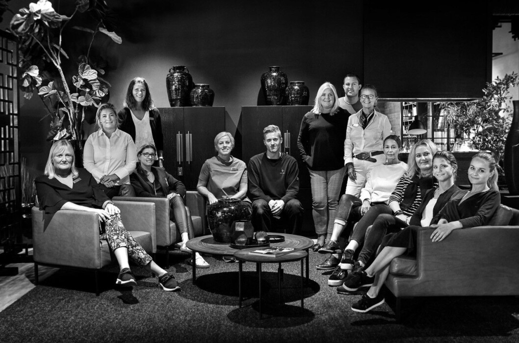 Slettvolls ansatte er kompetente og motiverte, og det er lav turnover. De jobber med hobbyen sin: møbler og interiør. Her er teamet på Skøyen. Foto: Slettvoll Slettvolls ansatte er kompetente og motiverte, og det er lav turnover. De jobber med hobbyen sin: møbler og interiør. Her er teamet på Skøyen. Foto: Slettvoll