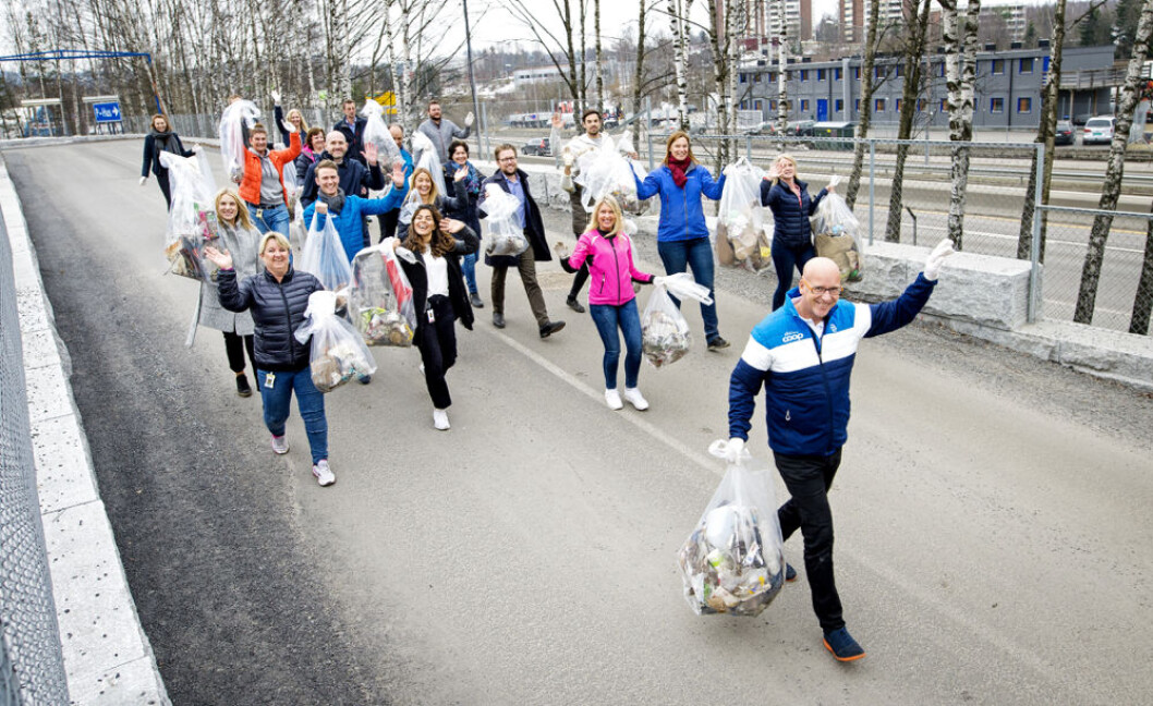 Ansatte i Coop Norge, med konsernsjef Geir Inge Stokke i front, ryddet rundt hovedkontoret i Oslo. (Foto: John Terje Pedersen) Ansatte i Coop Norge, med konsernsjef Geir Inge Stokke i front, ryddet rundt hovedkontoret i Oslo. (Foto: John Terje Pedersen)