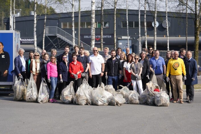 Ansatte i Coop Norge ryddet store mengder plast og annet avfall rundt hovedkontoret i Oslo. (Foto: John Terje Pedersen) Ansatte i Coop Norge ryddet store mengder plast og annet avfall rundt hovedkontoret i Oslo. (Foto: John Terje Pedersen)