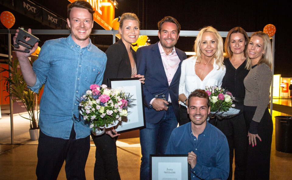 GLADE VINNERE: Mats André Kristiansen og Herman Schistad, henholdsvis øverst til venstre og foran i bildet, tok i mot prisen for Kolonial.no. Til høyre for Mats André står Karoline Sturesson Nordbø, Timm Wold, Linda Johansen, May Britt Løvstad og Lisbeth Nilsen fra Lindakrem. (Foto: Bring)