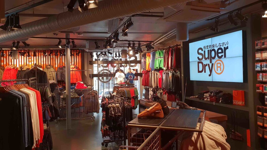 Superdry har tatt i bruk skjermer, blant annet som erstatning for plakater. Superdry har tatt i bruk skjermer, blant annet som erstatning for plakater.