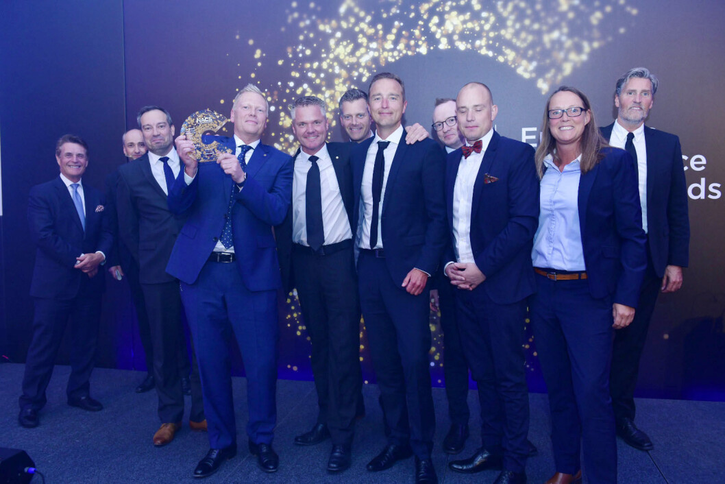 Adm.dir. Jesper Østergaard mottok prisen for verdens beste Convenience-konsept sammen med resten av teamet i Reitan Convenience Denmark. Adm.dir. Jesper Østergaard mottok prisen for verdens beste Convenience-konsept sammen med resten av teamet i Reitan Convenience Denmark.