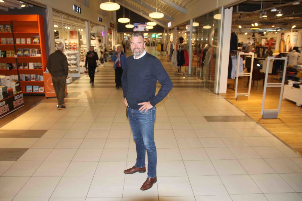 Senterleder Terje Børtveit i Heiane Storsenter på Stord er fornøyd med at de har bidratt til å begrense handelslekkasjen til Haugesund og storfornøyd med å ha en eier som er tett på. – Vi kan ta raske beslutninger og gjør stort sett som vi selv vil, smiler han. Senterleder Terje Børtveit i Heiane Storsenter på Stord er fornøyd med at de har bidratt til å begrense handelslekkasjen til Haugesund og storfornøyd med å ha en eier som er tett på. – Vi kan ta raske beslutninger og gjør stort sett som vi selv vil, smiler han.