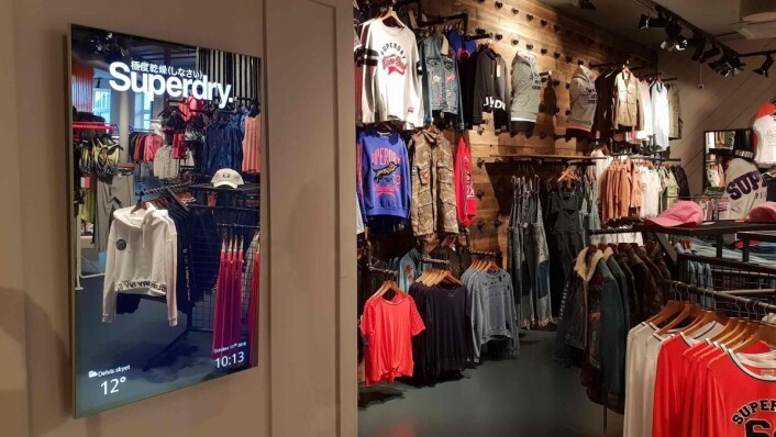 Speilskjermen brukes nå til å vise reklame og tilbudene i butikken, men i neste omgang skal den også brukes til å vise kundene hvordan de tar seg ut med nye plagg mens de har klær på. Man kan også se hvordan plaggene matcher andre plagg. Speilskjermen brukes nå til å vise reklame og tilbudene i butikken, men i neste omgang skal den også brukes til å vise kundene hvordan de tar seg ut med nye plagg mens de har klær på. Man kan også se hvordan plaggene matcher andre plagg.