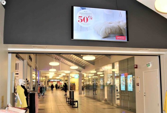 Inne i senteret er det flere mindre skjermer, utendørs har de nå fått en stor skjerm på åtte kvadratmeter. Alle disse er kun forbeholdt senteret egne leietakere. Inne i senteret er det flere mindre skjermer, utendørs har de nå fått en stor skjerm på åtte kvadratmeter. Alle disse er kun forbeholdt senteret egne leietakere.