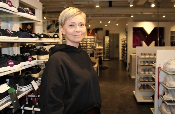 Jane Bjelland er butikksjef hos Mani, Stords eneste rene skobutikk og legger stor vekt på å gi kundene god service. Jane Bjelland er butikksjef hos Mani, Stords eneste rene skobutikk og legger stor vekt på å gi kundene god service.