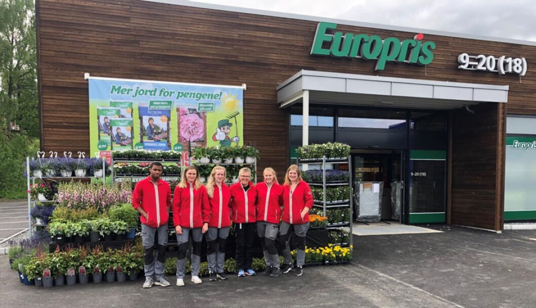 Blomster og jord er en viktig vare for Europris på denne tiden av året. Meråker- medarbeiderne er f.v. Ariel Santos, Henriette Nordheim, Oda Brønstad, Anita Eriksen, Hanne Kristine Rønning og butikksjefen Ellen Marie Askim. (Foto: Europris) Blomster og jord er en viktig vare for Europris på denne tiden av året. Meråker- medarbeiderne er f.v. Ariel Santos, Henriette Nordheim, Oda Brønstad, Anita Eriksen, Hanne Kristine Rønning og butikksjefen Ellen Marie Askim. (Foto: Europris)