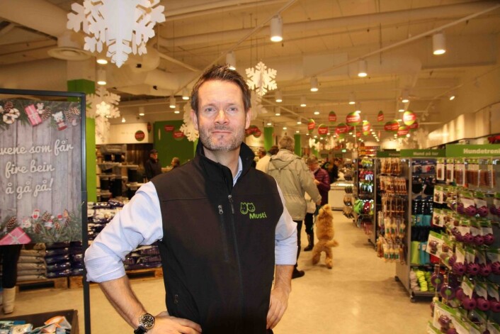 Erik R. Skjærstad er adm. dir. for Musti i Norge. Her fra åpningen av butikken i Sarpsborg på tampen av 2017. Foto: Henrik Aasbø. Erik R. Skjærstad er adm. dir. for Musti i Norge. Her fra åpningen av butikken i Sarpsborg på tampen av 2017. Foto: Henrik Aasbø.
