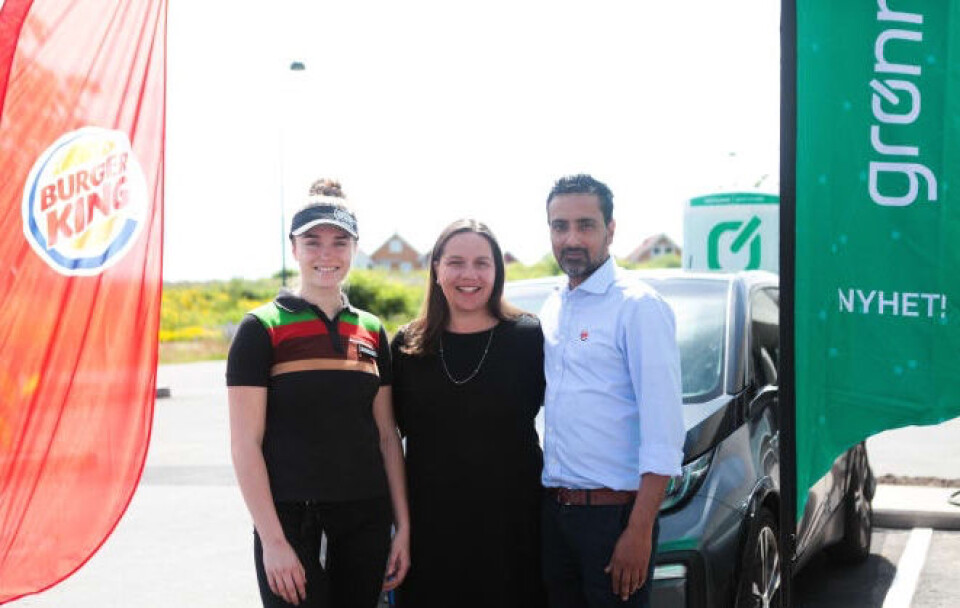 Markedssjef i Burger King, Heidi Moss (i midten), er fornøyd med at ladestasjonene nå skal åpnes. Her sammen med medarbeider Betina Stensrud og franchisetaker Deepak Sharma, fra Burger King Horten. (Foto: Monique Berntsen)