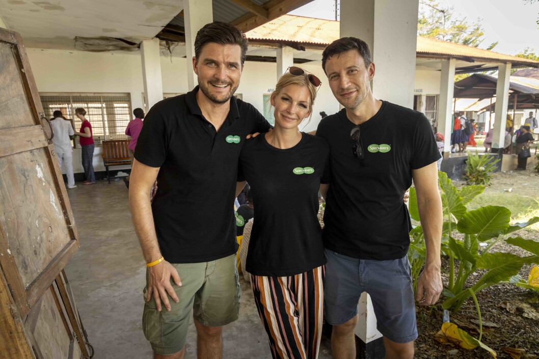 Henning Eriksen (adm. dir.), Kathrine Sørland og Philip Reiler (Head of PR), under Specsavers' humanitære prosjekt "Gi syn til Tanzania" i mars. Sørland er ambassadør for Specsavers og hjalp til å dele ut briller på distriktsykehuset i Kibaha, utenfor Dar es Salaam. Foto: Specsavers Henning Eriksen (adm. dir.), Kathrine Sørland og Philip Reiler (Head of PR), under Specsavers' humanitære prosjekt "Gi syn til Tanzania" i mars. Sørland er ambassadør for Specsavers og hjalp til å dele ut briller på distriktsykehuset i Kibaha, utenfor Dar es Salaam. Foto: Specsavers