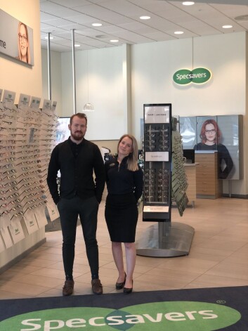 Specsavers foretrekker en modell med to partnere i hver butikk. Og slik er det på Oppsal hvor Emilie Pettersen er retailpartner og Stian Røed er optiker. Foto: Specsavers Specsavers foretrekker en modell med to partnere i hver butikk. Og slik er det på Oppsal hvor Emilie Pettersen er retailpartner og Stian Røed er optiker. Foto: Specsavers