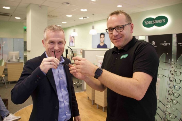 Tomas Pinås, sales director i Maze Feedback, og André Evensen, retail performance consultant i Specsavers, samarbeider om trening på kundemøtet. Foto: Nils Vanebo Tomas Pinås, sales director i Maze Feedback, og André Evensen, retail performance consultant i Specsavers, samarbeider om trening på kundemøtet. Foto: Nils Vanebo