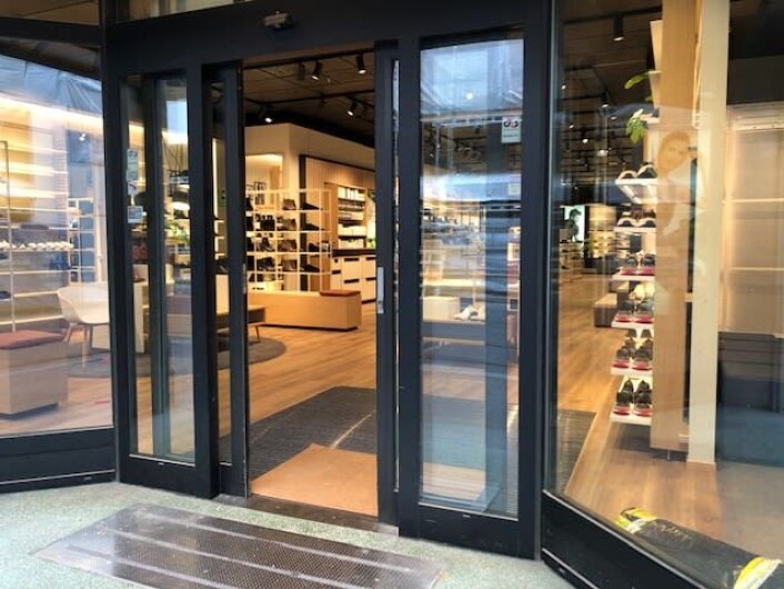  Til signatur-butikken har Skoringen valgt en nordisk innredningsstil i lyse trematerialer med kaffe-lounge og en Skechers-avdeling. Til signatur-butikken har Skoringen valgt en nordisk innredningsstil i lyse trematerialer med kaffe-lounge og en Skechers-avdeling.