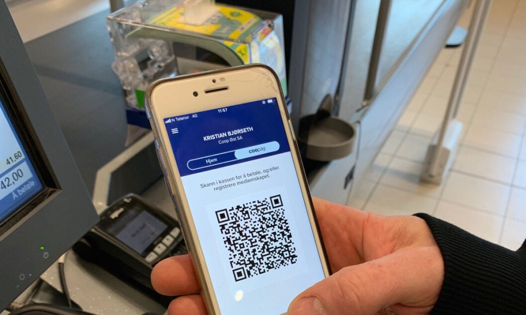 For å bruke Coopay må tjenesten aktiveres i Coops medlemsapp. Videre scannes QR-koden i appen når det skal betales i kassen – på samme sted hvor medlemskortet scannes i dag. For å bruke Coopay må tjenesten aktiveres i Coops medlemsapp. Videre scannes QR-koden i appen når det skal betales i kassen – på samme sted hvor medlemskortet scannes i dag.