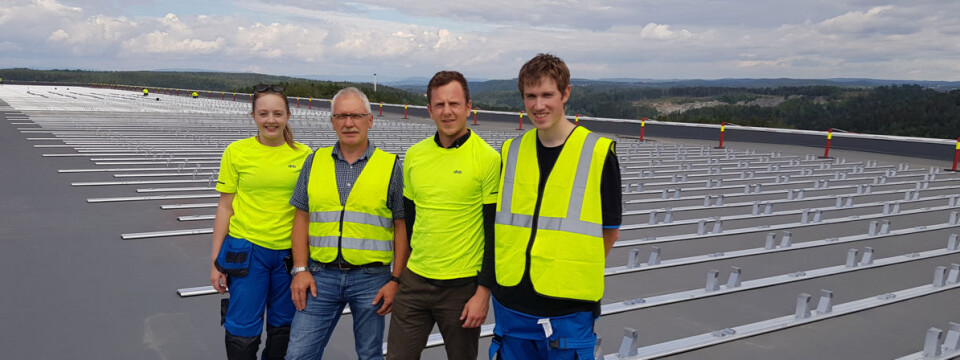– Dette det største enkeltkjøpet av solceller i Norge, sier prosjektleder Torgeir Næve hos Eiendomskonsulent AS, her sammen med sommervikar Siri Øvrewall (t.v.), prosjektleder Ulrik Rør og sommervikar Torbjørn Brekke (t.h.).