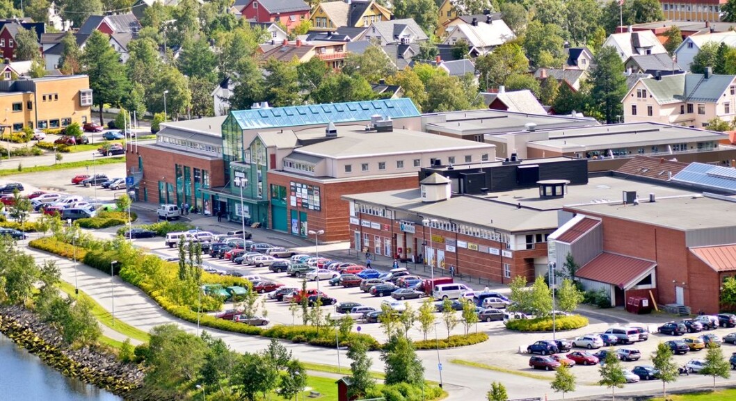 Sjøsiden senter i Mosjøen skal få et tilbygg med areal for inntil 13 nye butikker. Det skal også innpasses et mellombygg av glass mellom de to eksisterende bygningene. (Foto: Sjøsiden senter) Sjøsiden senter i Mosjøen skal få et tilbygg med areal for inntil 13 nye butikker. Det skal også innpasses et mellombygg av glass mellom de to eksisterende bygningene. (Foto: Sjøsiden senter)