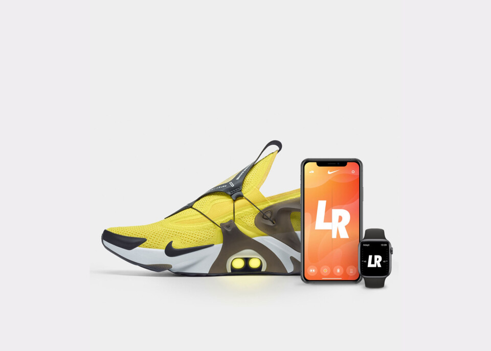 Nike Adapt Huarache, som lanseres i utvalgte butikker globalt i dag, kan justeres – strammes eller løsnes – via den stemmestyrte assistenten Siri i Nike-appen på mobilen eller på Apple Watch. (Foto: Nike)