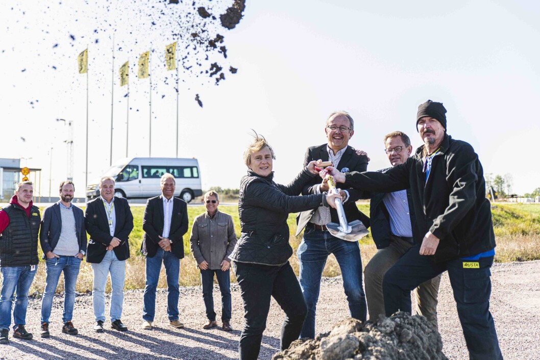 Fremst på bildet: Kikki Liljeblad, Pontus Lindblad og Gunnar Cederberg, alle tre fra Norrköping kommune, samt Lennart Jansson, lagerarbeider i Rusta. Foto: Ristenstrand Fremst på bildet: Kikki Liljeblad, Pontus Lindblad og Gunnar Cederberg, alle tre fra Norrköping kommune, samt Lennart Jansson, lagerarbeider i Rusta. Foto: Ristenstrand