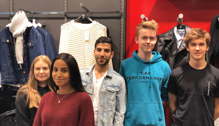 De fem elevene som åpnet ballet. Fra venstre: Stine Jellum, Diyana Letensei, Mouaz Zaidan, Henrik Mølnås og Nicklas Bye Rauhut. (Foto: Magneten kjøpesenter) De fem elevene som åpnet ballet. Fra venstre: Stine Jellum, Diyana Letensei, Mouaz Zaidan, Henrik Mølnås og Nicklas Bye Rauhut. (Foto: Magneten kjøpesenter)