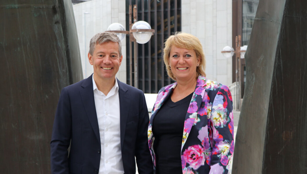 Yngve Fjell, leder for kundeopplevelse i KPMG, og Elisabeth Hunter, adm.dir. i Vinmonopolet. Yngve Fjell, leder for kundeopplevelse i KPMG, og Elisabeth Hunter, adm.dir. i Vinmonopolet.