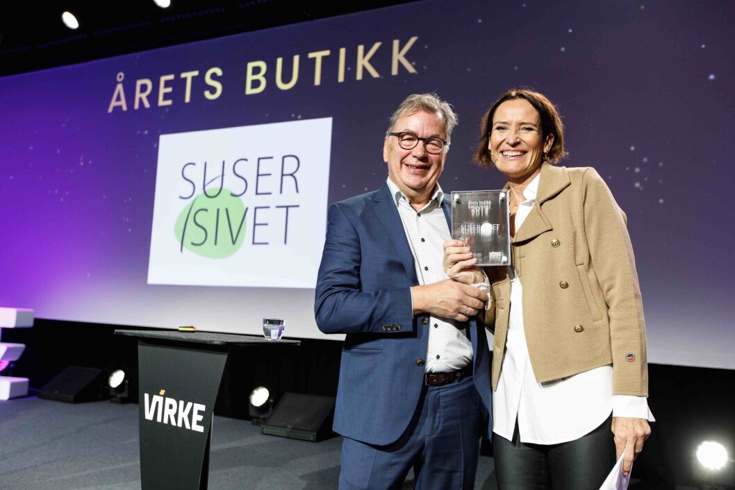 Redaktør Ove Hansrud i Tekstilforum delte ut prisen Årets butikk til Siv Heleen Grødem i Suser i sivet. Foto: Kililan Munch Redaktør Ove Hansrud i Tekstilforum delte ut prisen Årets butikk til Siv Heleen Grødem i Suser i sivet. Foto: Kililan Munch