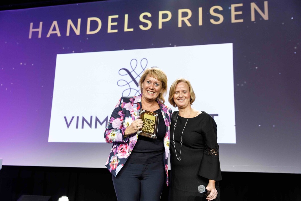 Elisabeth Hunter fra Vinmonopolet mottar Handelsprisen 2019 fra juryleder Grete Lekven i DNB. Foto: Kilian Munch. Elisabeth Hunter fra Vinmonopolet mottar Handelsprisen 2019 fra juryleder Grete Lekven i DNB. Foto: Kilian Munch.