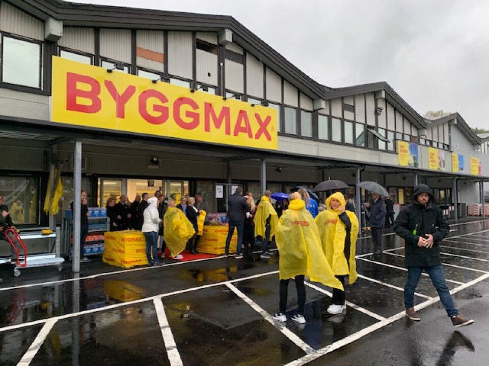 Værgudene var ikke på lag under åpningen, men kundene lot seg ikke stoppe. (Foto: Byggmax)