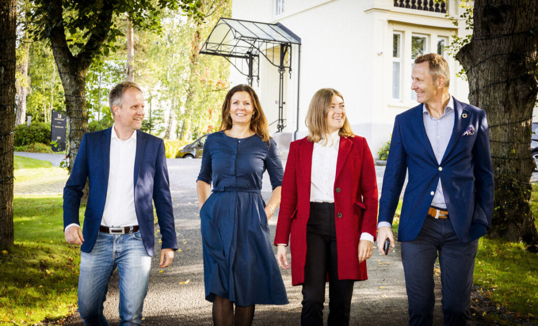 Fra venstre de to nye partnerne Terje Gulbrandsen og Nina Kristin Amdahl, her sammen med Kamila Loba og Nicolai Riise foran lokalene ved Madserud PropTech Hub. Fra venstre de to nye partnerne Terje Gulbrandsen og Nina Kristin Amdahl, her sammen med Kamila Loba og Nicolai Riise foran lokalene ved Madserud PropTech Hub.