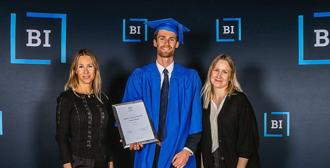 Andreas Kalsaas fikk tildelt stipendet av Synnøve Aksdal og Kristin Aksdal på vegne av Aksdal i Muren. Andreas Kalsaas fikk tildelt stipendet av Synnøve Aksdal og Kristin Aksdal på vegne av Aksdal i Muren.