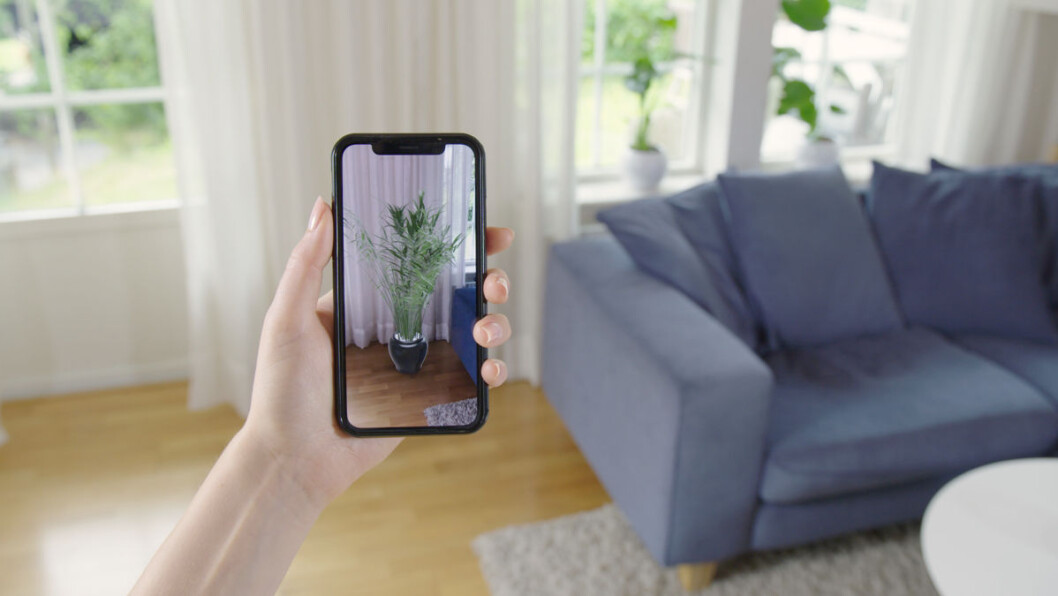 Ved hjelp av Plantasjen og AR (augmented reality ) kan kunden innrede hjemmet sitt med planter og prøve ut hvor de passer best før bestilling eller kjøp i butikk. (Foto: Plantasjen) Ved hjelp av Plantasjen og AR (augmented reality ) kan kunden innrede hjemmet sitt med planter og prøve ut hvor de passer best før bestilling eller kjøp i butikk. (Foto: Plantasjen)