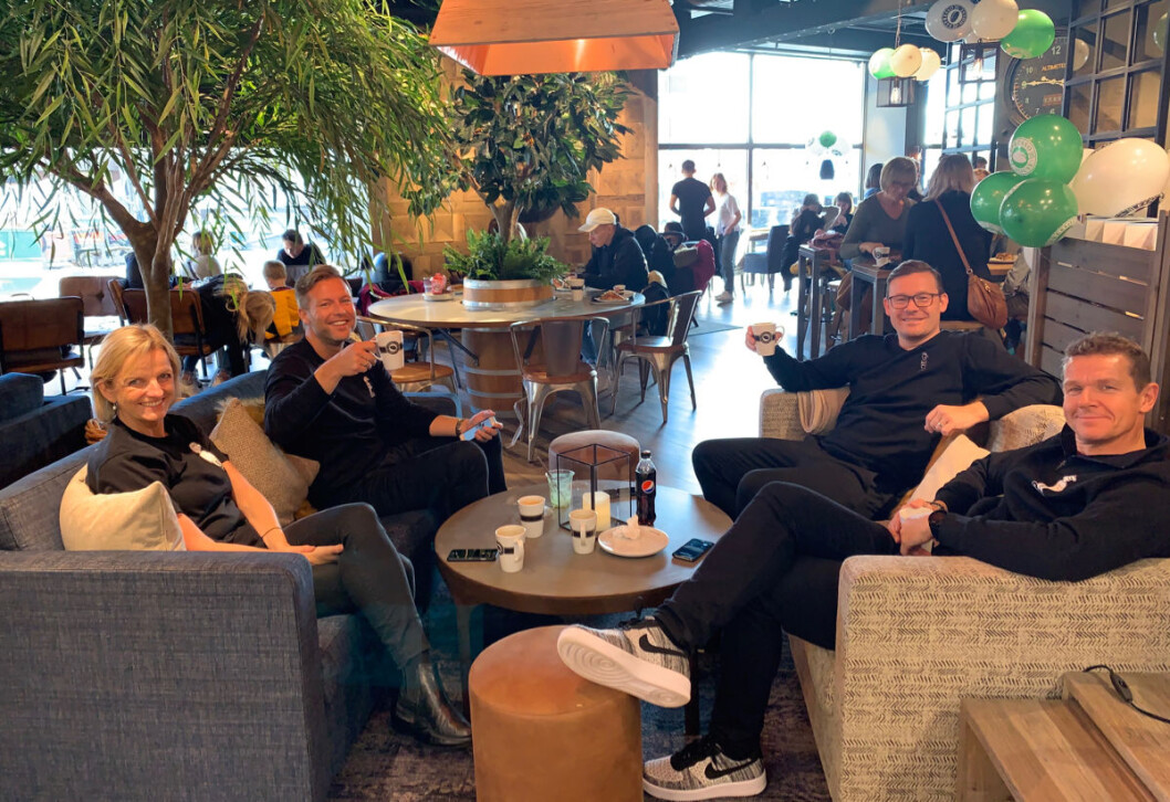 Gjengen fra Normal benket i sofaer i Espresso House på åpningsdagen. De to bakerste representerer eierne: Jesper Dønnestad Brandt (t.v.) og Michael Eeg. (Foto: MoldeTorget) Gjengen fra Normal benket i sofaer i Espresso House på åpningsdagen. De to bakerste representerer eierne: Jesper Dønnestad Brandt (t.v.) og Michael Eeg. (Foto: MoldeTorget)