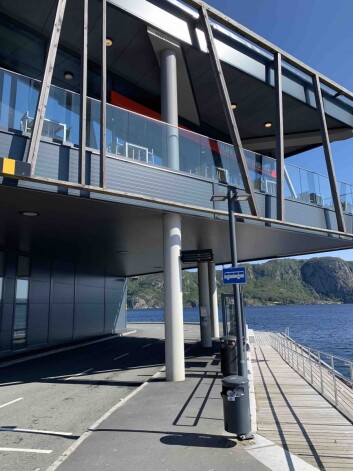 Bussholdeplassen ligger rett ved inngangsdøra til senteret. Bussholdeplassen ligger rett ved inngangsdøra til senteret.
