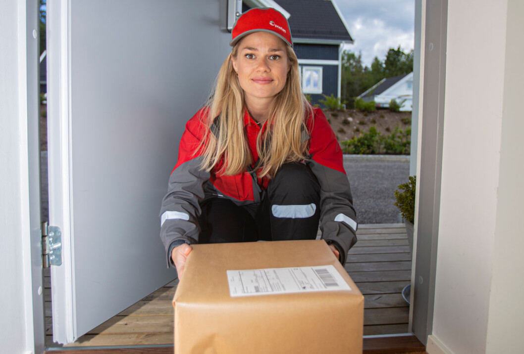 Med digital dørlås kan postbudet levere pakken innenfor døren. (Foto: Petter Sørnæs/Posten) Med digital dørlås kan postbudet levere pakken innenfor døren. (Foto: Petter Sørnæs/Posten)