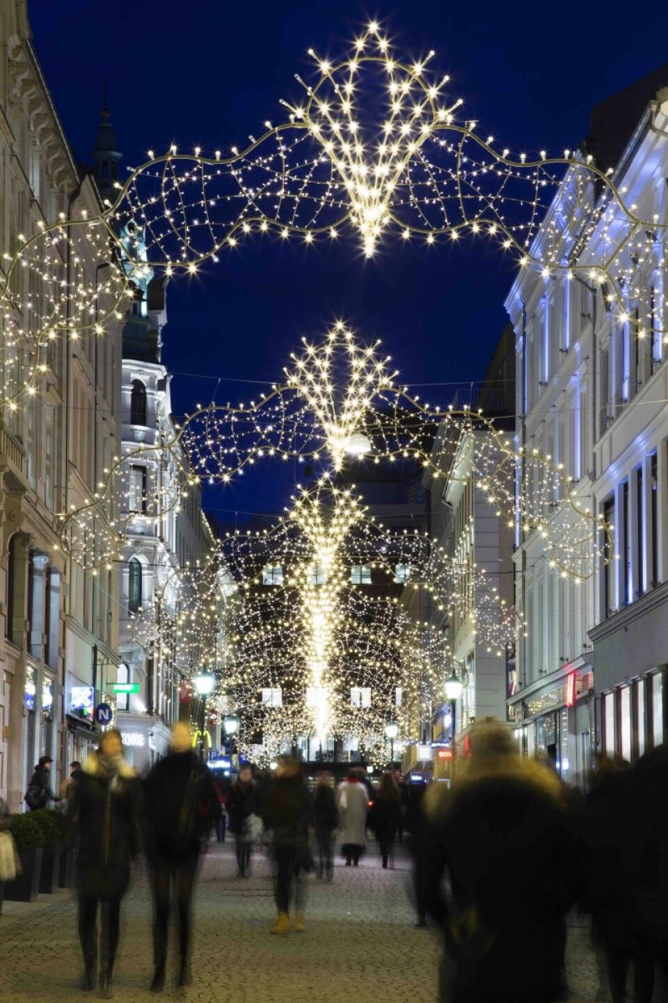 Vinterbelysning er opplevelse. Promenaden Management ønsket å skape nytt liv i området. De var svært inspirert av julebelysningen som dekorerte området på 50-tallet. Det var derfor viktig å gjenskape nostalgien i det nye designet. Foto: MK Illumination