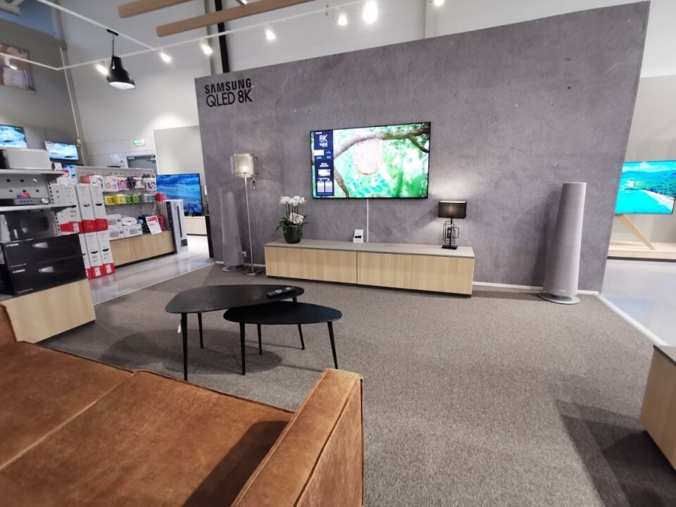 Hjemmefølelsen skapes ved et kjøkken, en stue (bildet) og et vaskerom i butikken.
