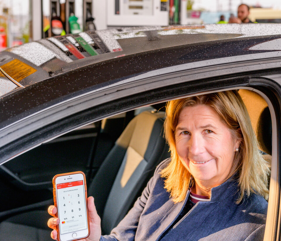 Ada Helen Schjelderup: – Kunden kan sitte i bilen og betale for drivstoffet. (Terje Borud/Circle K)
