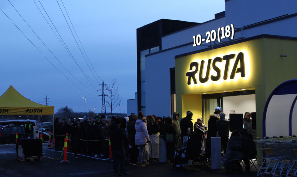 Lang natts ferd mot dag og åpning av Rustas nye varehus i Fredrikstad. Ved daggry var køen lang. De første hadde ventet siden kl 20 i går kveld. (Foto: Rusta)