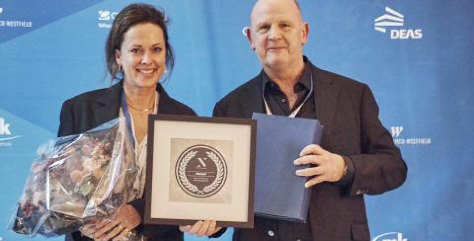 Maria Black fikk prisen som Danmarks beste retailer, overrakt av juryens leder John Hansen. (Foto: NCSC)