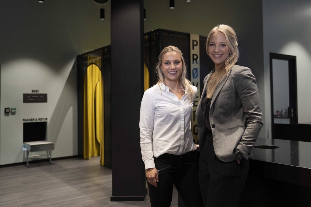 Driftsleder Alexandra Warelius (t.h.) og produktsjef for MyPack i PostNord May Helen Hansen Lundberg er stolte av opplegget på Ski Storsenter. Driftsleder Alexandra Warelius (t.h.) og produktsjef for MyPack i PostNord May Helen Hansen Lundberg er stolte av opplegget på Ski Storsenter.