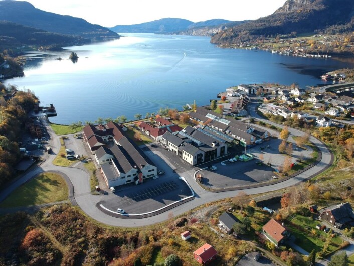 Eikelandsosen er blitt enda vakrere med det godt innpassede Fjord’n Senter. (Dronefoto: Fjord’n Senter) Eikelandsosen er blitt enda vakrere med det godt innpassede Fjord’n Senter. (Dronefoto: Fjord’n Senter)