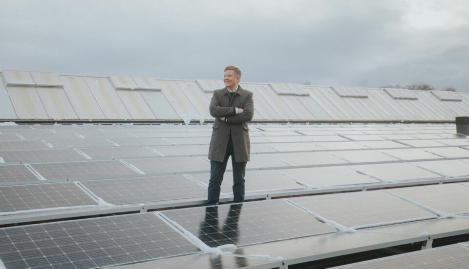 Daniel Sellevoll ved åpningen av nytt solcelleanlegg på Citycons kjøpesenter Down Town i Porsgrunn. Anlegget har en unik snøsmelteteknologi. (Foto: Jørgen Nordby).