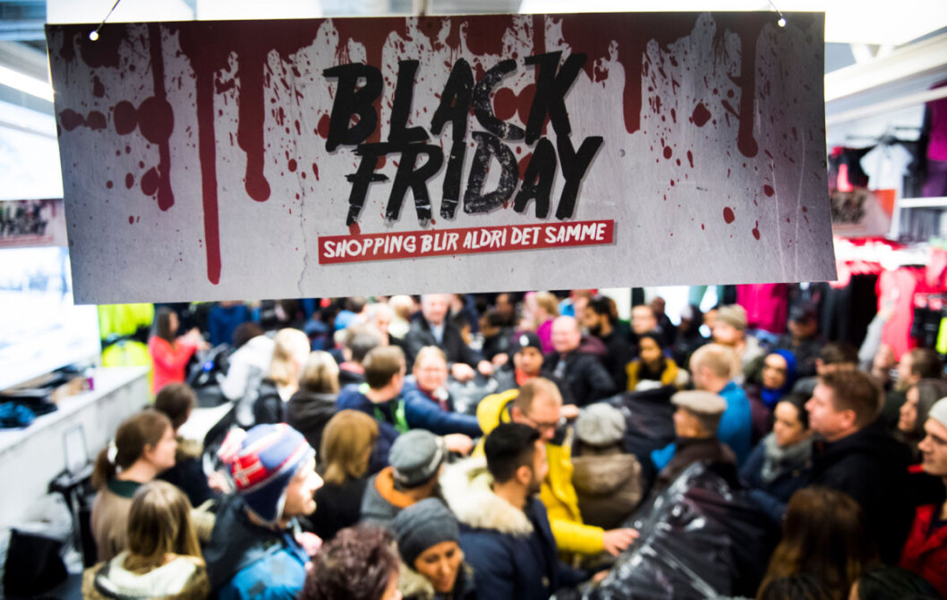De fleste kjøp under Black Friday er planlagte, og mange starter julehandelen. Det er relativt få som lar seg rive med slik vi har sett for eksempel ved Fashion outlet Vestby. (Foto: Jon Olav Nesvold/NTB Scanpix) De fleste kjøp under Black Friday er planlagte, og mange starter julehandelen. Det er relativt få som lar seg rive med slik vi har sett for eksempel ved Fashion outlet Vestby. (Foto: Jon Olav Nesvold/NTB Scanpix)