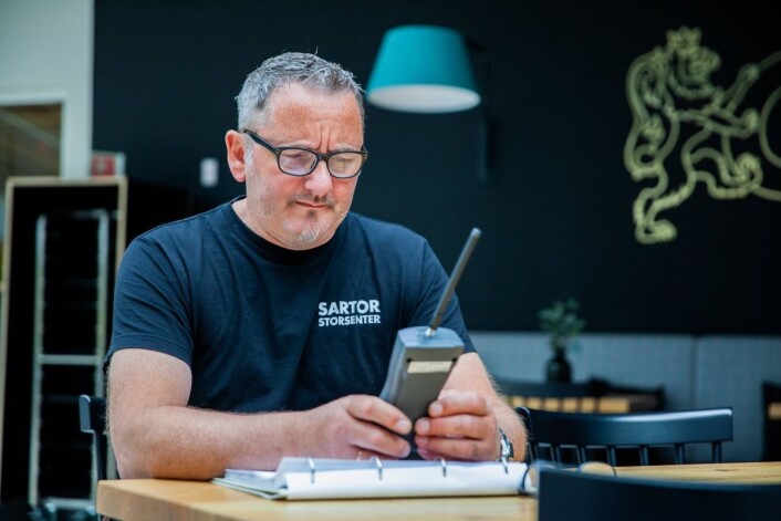 Vaktmester Hans-Petter Henriksen leder kvalitetssikringen av renholdet. Vaktmester Hans-Petter Henriksen leder kvalitetssikringen av renholdet.