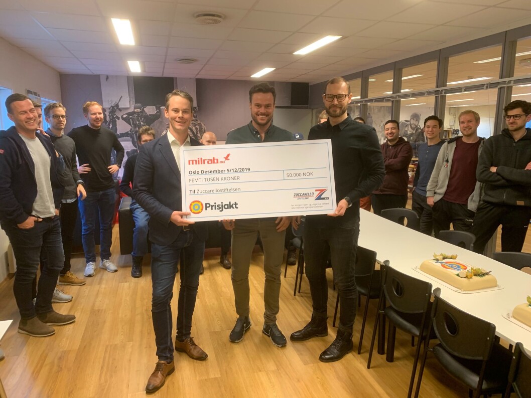 De ansatte i Milrab, Årets Nettbutikk 2019, jubler for seieren i kåringen. Foran lederne Finn Magnus Torall, Marius Anthnisen og Lars A.G. Aglen med prisen - en sjekk på 50.000 kroner, som i år går til Zuccarellostiftelsen. De ansatte i Milrab, Årets Nettbutikk 2019, jubler for seieren i kåringen. Foran lederne Finn Magnus Torall, Marius Anthnisen og Lars A.G. Aglen med prisen - en sjekk på 50.000 kroner, som i år går til Zuccarellostiftelsen.