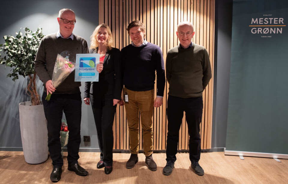 Adm.dir. Erling Ølstad mottar på vegne av Mester Grønn prisen fra daglig leder i Miljøfyrtårn Ann-Kristin Ytreberg, her sammen med miljøsjef Henrik Jagland og økonomidirektør og eier Ola Ølstad.
