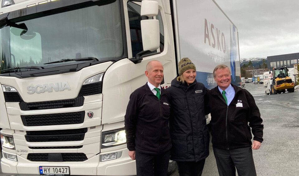Hydrogenlastebilen nå på veien. Fra v. adm.dir. ASKO Midt-Norge Jørn A. Endresen, salgsdirektør i Scania Karin Rådström og styreleder i ASKO Torbjørn Johannson. (Foto: ASKO)