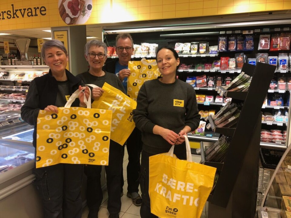 Coop Prix Svelgen er den Coop Prix-butikken i landet hvor kundene er flinkest til å ta i bruk handlenettene. F.v. Beate Teigene, Katrin Furset, Geir Gjerde og Beate Solheim. (Foto. Coop)