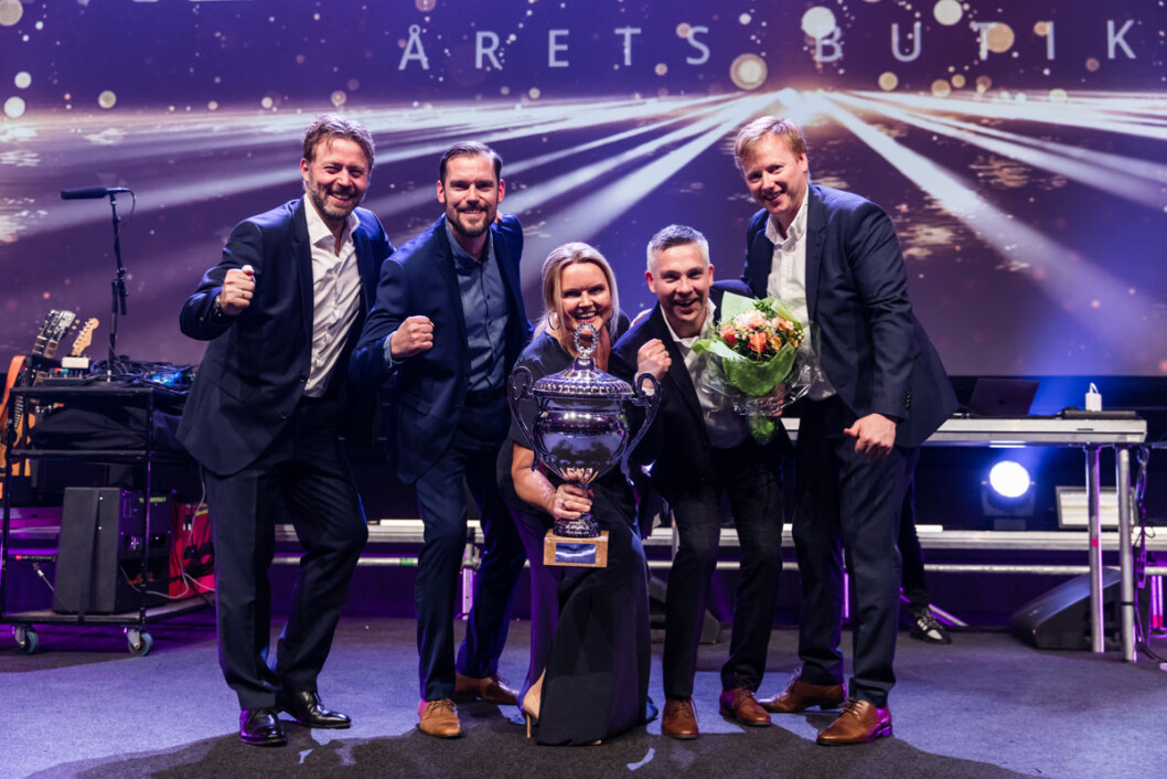 Vinnerne fra MENY Solsiden i midten: Kjøpmann Monica Ervig Kjendalen, flankert av ferskvaresjef Ståle Sandvik til v. og ass. butikksjef Sigbjørn Øien til h. Helt t.v. driftssjef Geir Hov i MENY. Helt t.h. MENY-sjef Vegard Kjuus. (Foto: Thomas Eckhoff) Vinnerne fra MENY Solsiden i midten: Kjøpmann Monica Ervig Kjendalen, flankert av ferskvaresjef Ståle Sandvik til v. og ass. butikksjef Sigbjørn Øien til h. Helt t.v. driftssjef Geir Hov i MENY. Helt t.h. MENY-sjef Vegard Kjuus. (Foto: Thomas Eckhoff)