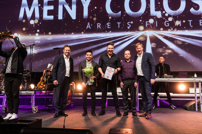 Årets Fighter: Vinnerne fra MENY Colosseum i midten. Kjøpmann Ronny Kvammen flankert av ass. butikksjef Luis Reyes til v. og ferskvaresjef Marius Unstad til h. Helt t.v. driftssjef Geir Hov i MENY. Helt t.h. MENY-sjef Vegard Kjuus. (Foto: Thomas Eckhoff) Årets Fighter: Vinnerne fra MENY Colosseum i midten. Kjøpmann Ronny Kvammen flankert av ass. butikksjef Luis Reyes til v. og ferskvaresjef Marius Unstad til h. Helt t.v. driftssjef Geir Hov i MENY. Helt t.h. MENY-sjef Vegard Kjuus. (Foto: Thomas Eckhoff)
